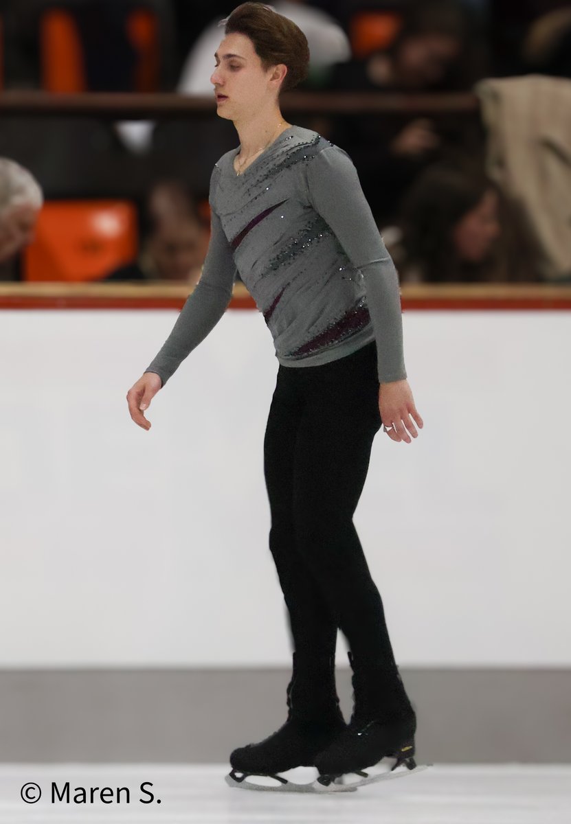 PoetaTruther's tweet photo. Nebelhorn Trophy 2024 - SP Men - warm-up group 3 #FigureSkating #NebelhornTrophy #WesleyChiu #JariKessler #RomanSadovsky https://t.co/mhJiE7zV6j