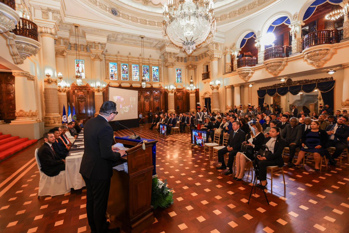 CarlosHdez_SV's tweet photo. Hoy desde el Palacio Nacional de la Cultura de Guatemala, asumo la Presidencia del PARLACEN con un firme compromiso de responder a las demandas de los ciudadanos que exigen una transformación real de nuestra institución. Este es el momento de construir un @PARLACEN más cercano, eficiente y enfocado en el bienestar de nuestros pueblos.

Bajo el liderazgo de El Salvador, trabajaremos en tres ejes estratégicos: eficiencia institucional, fortalecimiento de la política exterior y apoyo a la integración económica y social. Nos comprometemos a impulsar las reformas necesarias para que los beneficios de la integración se reflejen en la vida diaria de todos los centroamericanos y dominicanos.

¡Por una Centroamérica unida! 🇸🇻🇬🇹🇭🇳🇳🇮🇵🇦🇩🇴