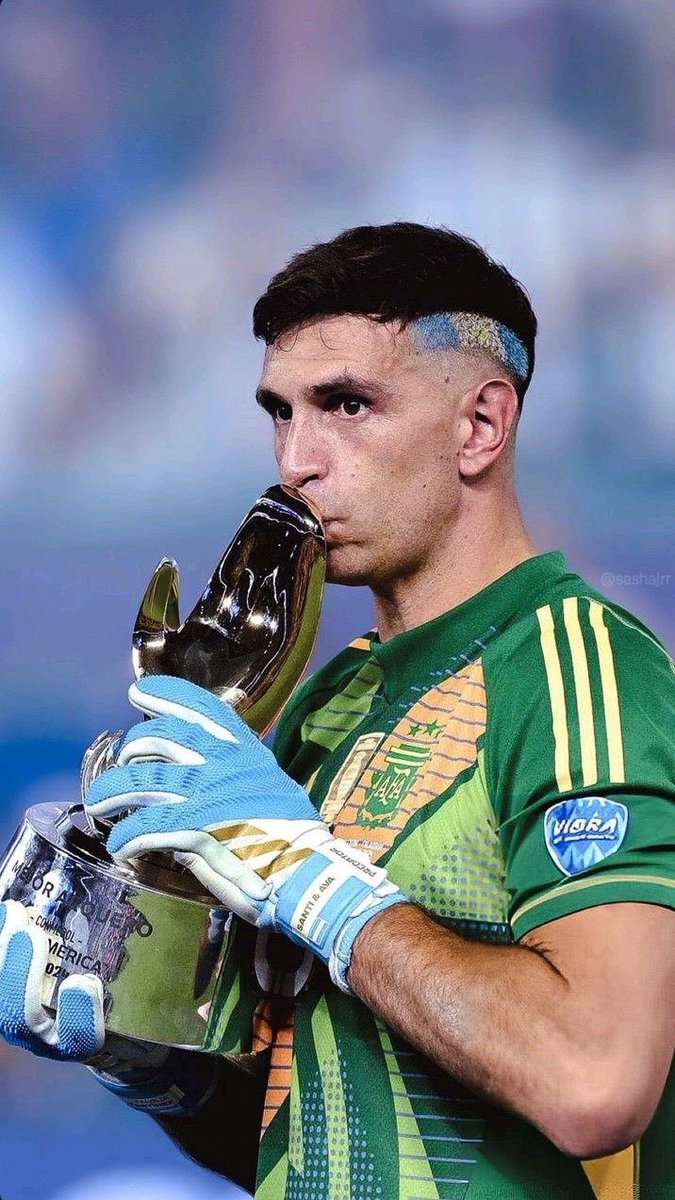 MartinoB2004's tweet photo. 🔝🔥EL MEJOR ARQUERO DEL MUNDO.
Por segundo año consecutivo el Dibu Martínez se queda con el Premio Lev Yashin al Mejor Arquero del Mundo🧤 
Así se convierte en el primer arquero en ganar dos veces consecutivas este premio.
Historia pura Emiliano.👏 https://t.co/xjPmSvPAH4
