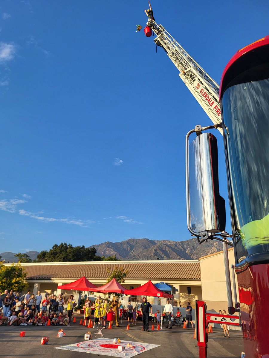 GlendaleFireCA's tweet photo. This #weekendwrapup we want to congratulate the young winners of @GlendaleUSD Abraham Lincoln Elementary School’s Annual Egg Drop Competition. Check out how high the eggs have to safely survive a drop from the truck’s ladder. The crew of Truck 29 had a blast! #mygfd #MyGlendale https://t.co/K4fEsejNwZ