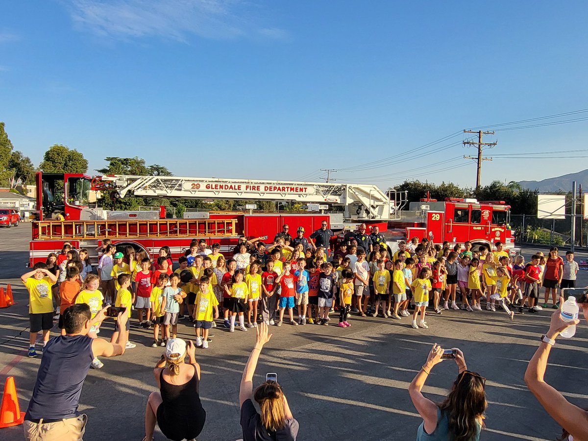 GlendaleFireCA's tweet photo. This #weekendwrapup we want to congratulate the young winners of @GlendaleUSD Abraham Lincoln Elementary School’s Annual Egg Drop Competition. Check out how high the eggs have to safely survive a drop from the truck’s ladder. The crew of Truck 29 had a blast! #mygfd #MyGlendale https://t.co/K4fEsejNwZ