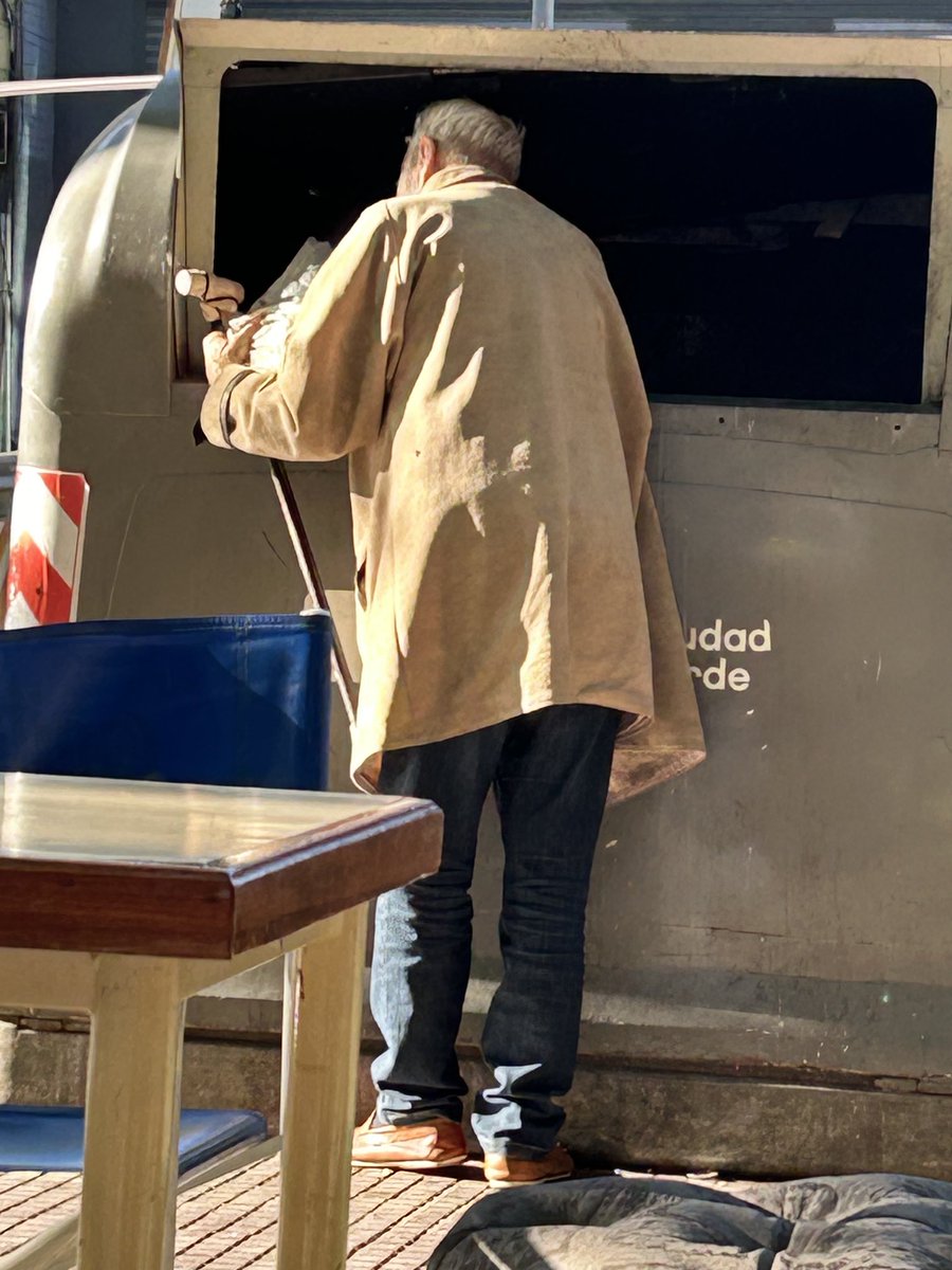 Stolae's tweet photo. Dos ancianos con sus bastones revisando la basura para encontrar comida. “Total se van a morir” dijo la ministra Mondino. Tan miserable como Milei. 17:40 Hs 28/10/24 Ciudad de Buenos Aires. https://t.co/P3agFMUgYl