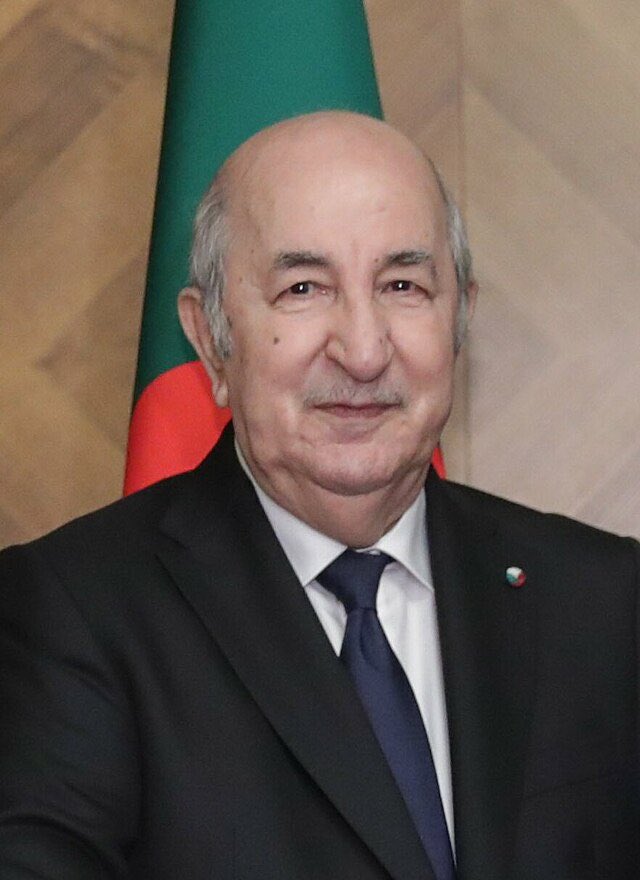 ouassbinks's tweet photo. Le président de l’Algerie décide de remettre un pot de el mordjene a riyad mahrez en guise de ballon d’or😍🏆 #BallonDor https://t.co/M1AruYqns1