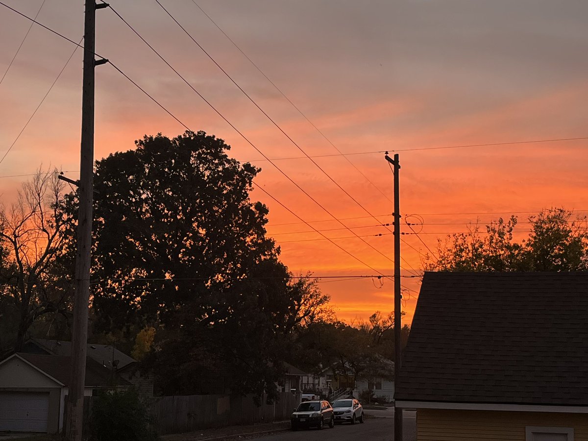 joshlovesbts's tweet image. Fiery and smoky and dusty fall Kansas sunset 🌅 tonight in the ICT , view is from southside @NWSWichita @CamVenableKAKE @LisaTeachman @JayPraterKAKE  #ict #fierysunset #kswx