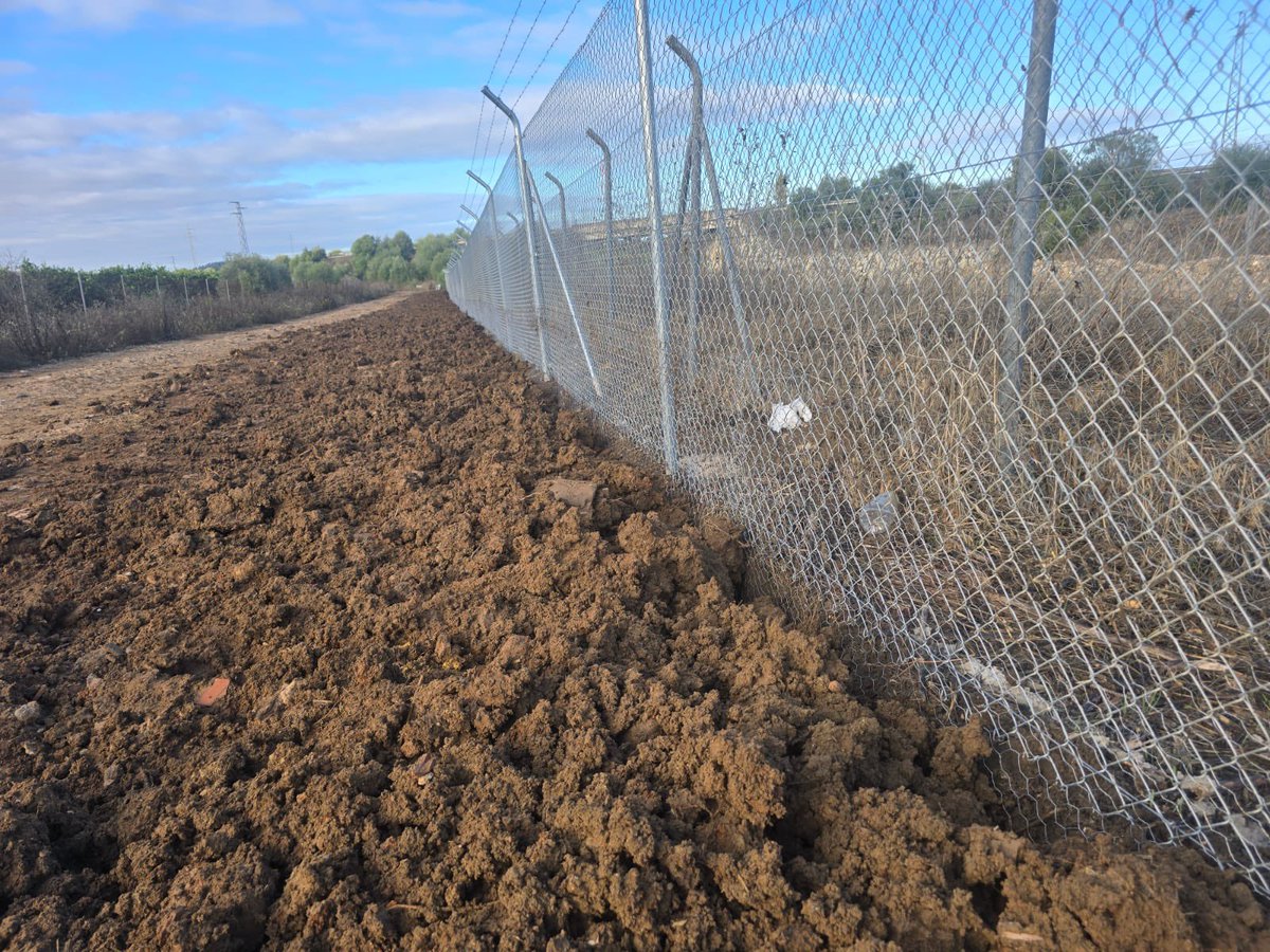 AlambradasR's tweet photo. Arrancamos la semana con este nuevo proyecto en Palma del Río, en la provincia de Córdoba, donde estamos protegiendo la vía del AVE con una malla conejera para evitar el paso de determinado tipo de especies https://t.co/MHpMsNu9ml