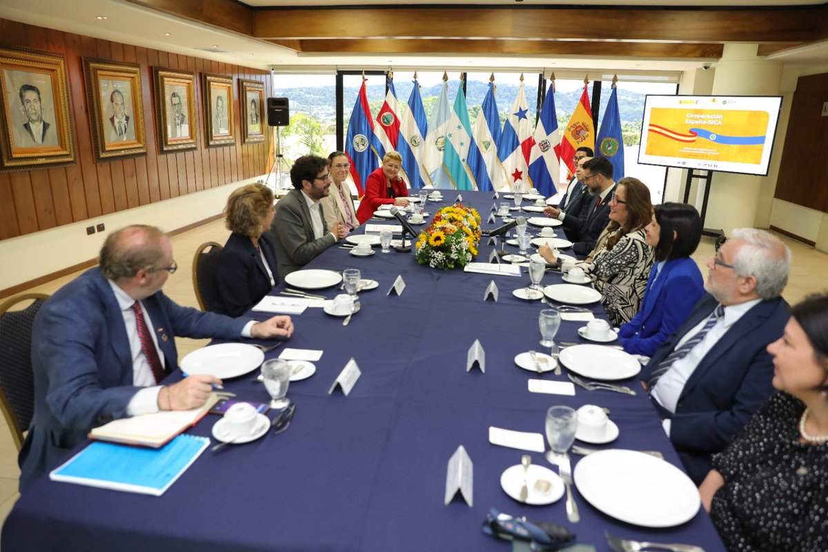 sg_sica's tweet photo. Representantes de la institucionalidad del #SICA sostuvieron reunión con el Director de la Agencia Española de Cooperación Internacional para el Desarrollo @AECID_es, @anton_leis, con quien dialogamos sobre el respaldo y compromiso de España con el proceso de integración centroamericana. 

Adicionalmente se conversó sobre el nuevo Programa de Cooperación Regional España-SICA 2024-2028, el cual fue formulado de forma participativa y ha tomado en cuenta los resultados alcanzados en los últimos años de cooperación, así como las recomendaciones de la evaluación del Fondo España SICA. 

El Programa representa un nuevo período de cooperación entre España y SICA como #SociosEstratégicos, el cual como una de sus principales innovaciones pone a disposición 21 instrumentos de cooperación de la AECID, en complemento Fondo España-SICA.

#CooperaciónSICA_AECID