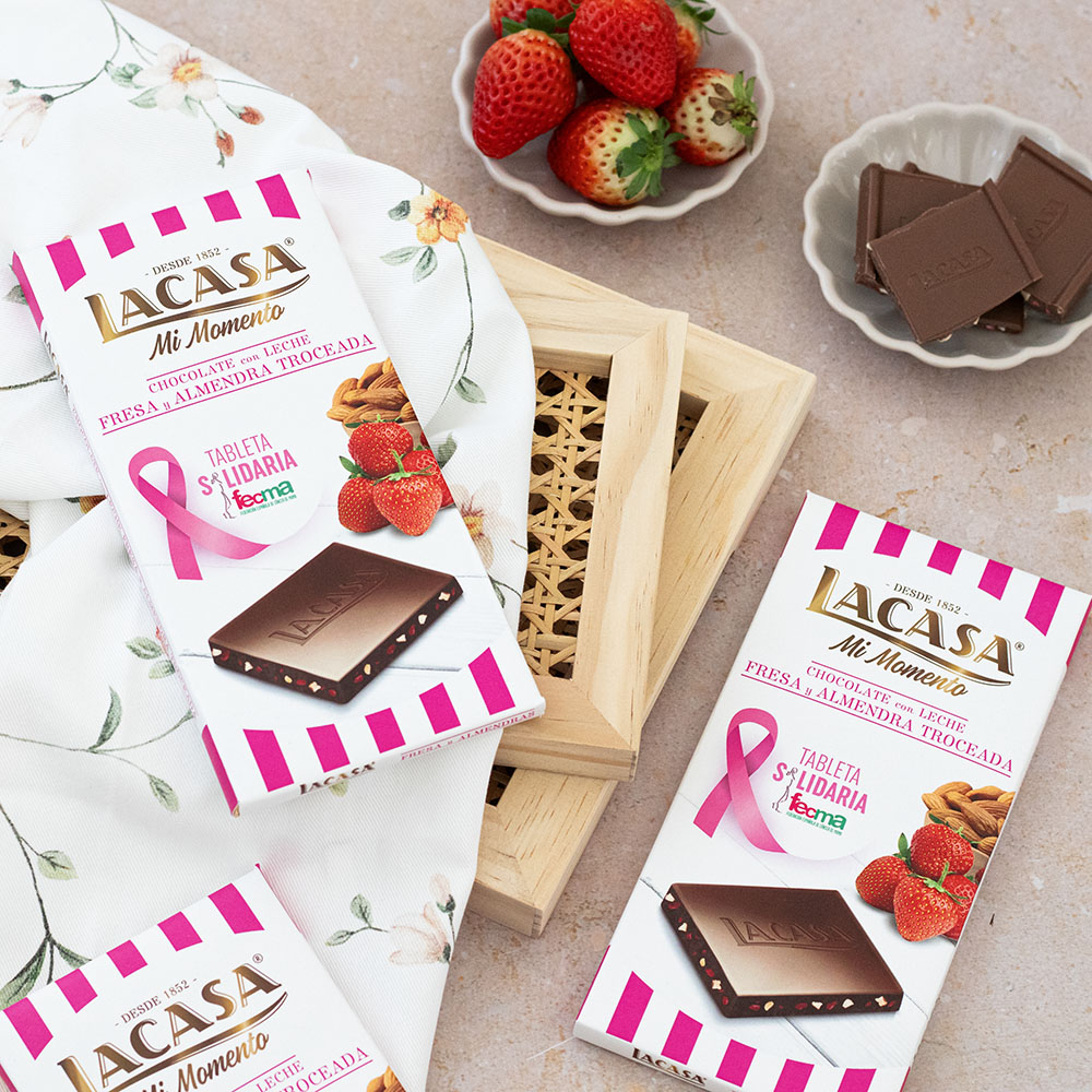 Irresistibe tableta Solidaria de chocolate con leche, fresa y almendra troceada 🩷 No olvides que UNA TABLETA, UNA DONACIÓN #LacasaSolidaria