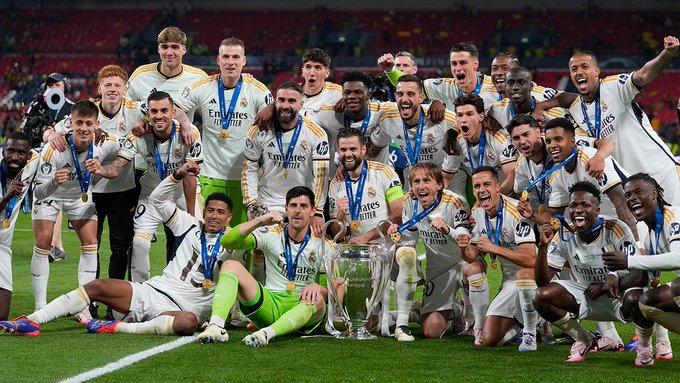 FJRealMadridCF's tweet photo. Recortaron la foto justo por donde sale Vinicius, más asco no pueden dar. https://t.co/ZKMWyhates