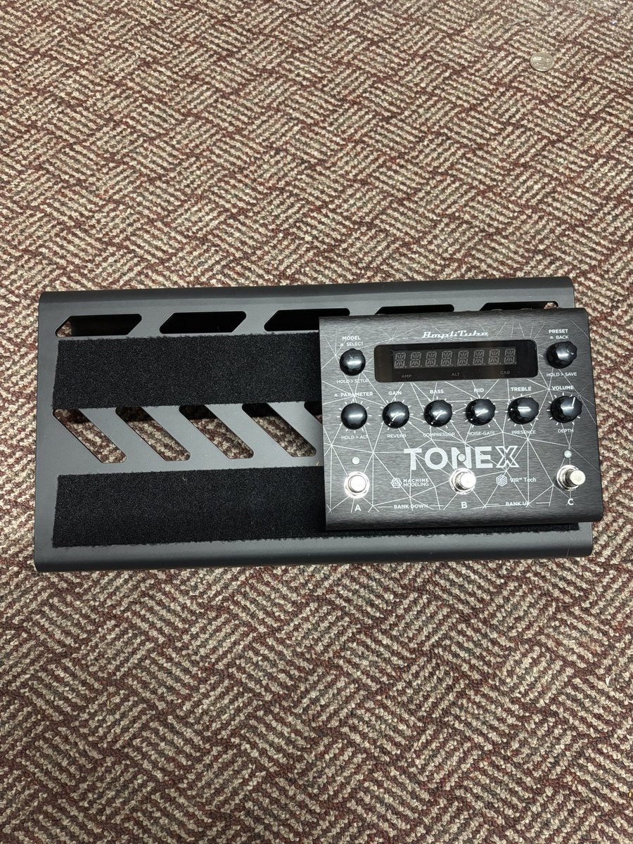Finally got a pedalboard AND a sick new toy for it!