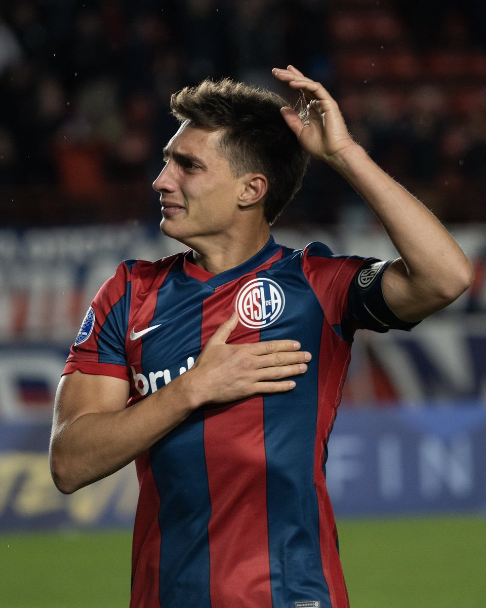 marcosSL1908's tweet photo. Uno se fugo siendo el capitán y se fue a jugar a River, y el otro rechazo ofertas mucho mejores y se pudo ir libre. La diferencia entre tener sentido de pertenencia y ser un mercenario. https://t.co/TX5TEHbGs1