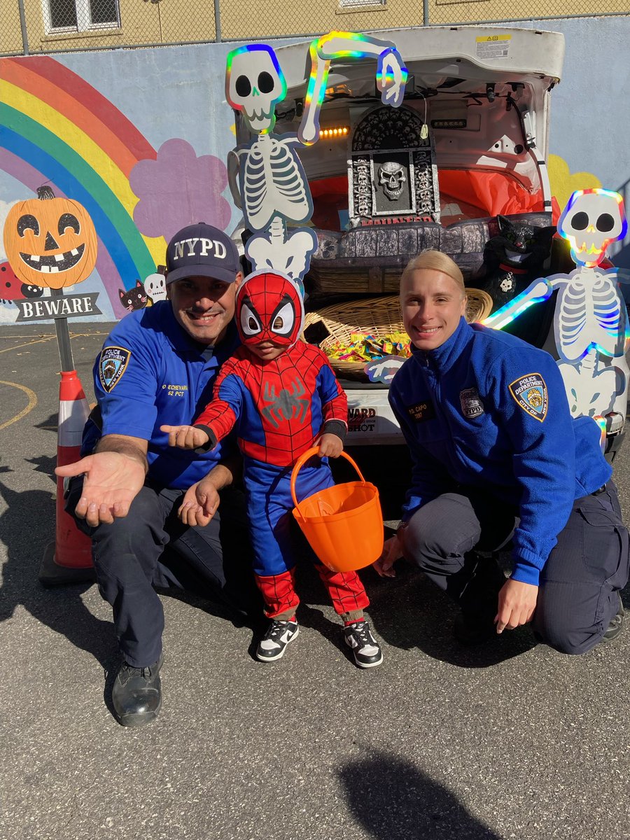 NYPD52Pct's tweet photo. Special thanks to @MS80Hawks for having our Community Affairs Officers participate in their annual Trunk Or Treat Event. #NYPDConnecting https://t.co/n9p5nun6g2