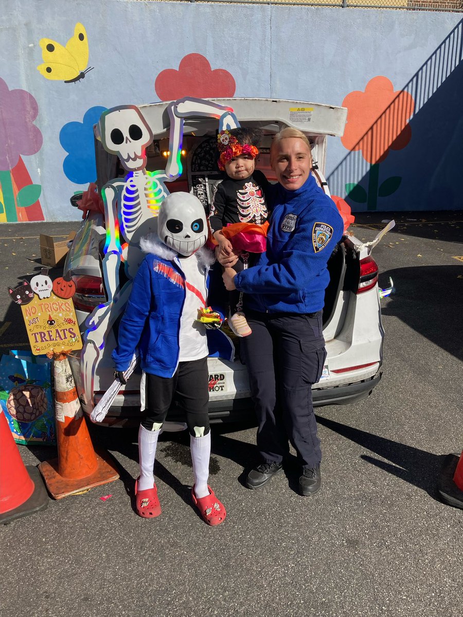 NYPD52Pct's tweet photo. Special thanks to @MS80Hawks for having our Community Affairs Officers participate in their annual Trunk Or Treat Event. #NYPDConnecting https://t.co/n9p5nun6g2