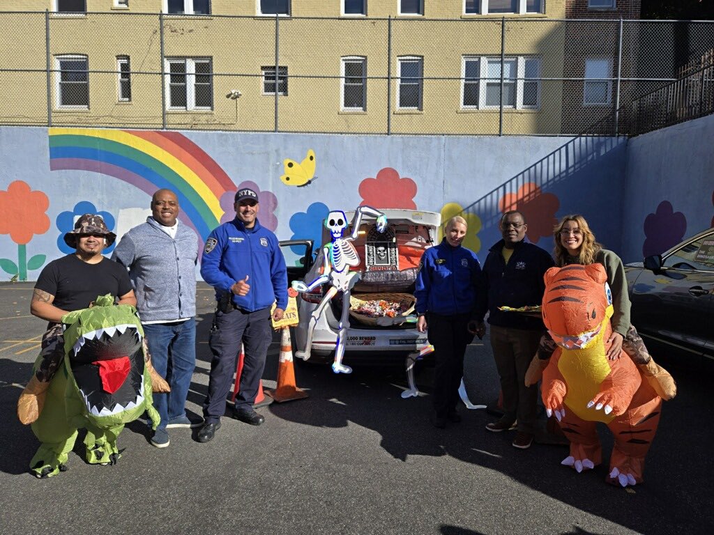 NYPD52Pct's tweet photo. Special thanks to @MS80Hawks for having our Community Affairs Officers participate in their annual Trunk Or Treat Event. #NYPDConnecting https://t.co/n9p5nun6g2