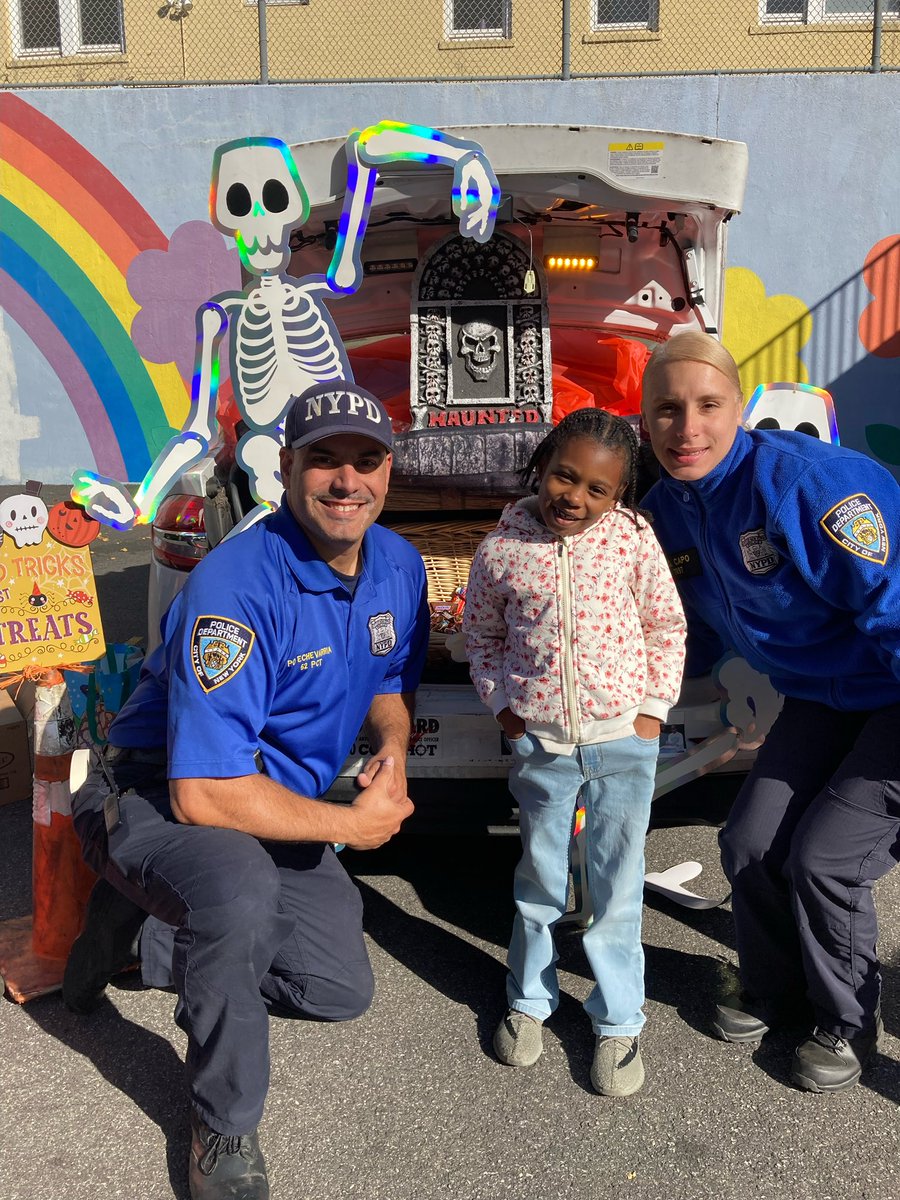 NYPD52Pct's tweet photo. Special thanks to @MS80Hawks for having our Community Affairs Officers participate in their annual Trunk Or Treat Event. #NYPDConnecting https://t.co/n9p5nun6g2