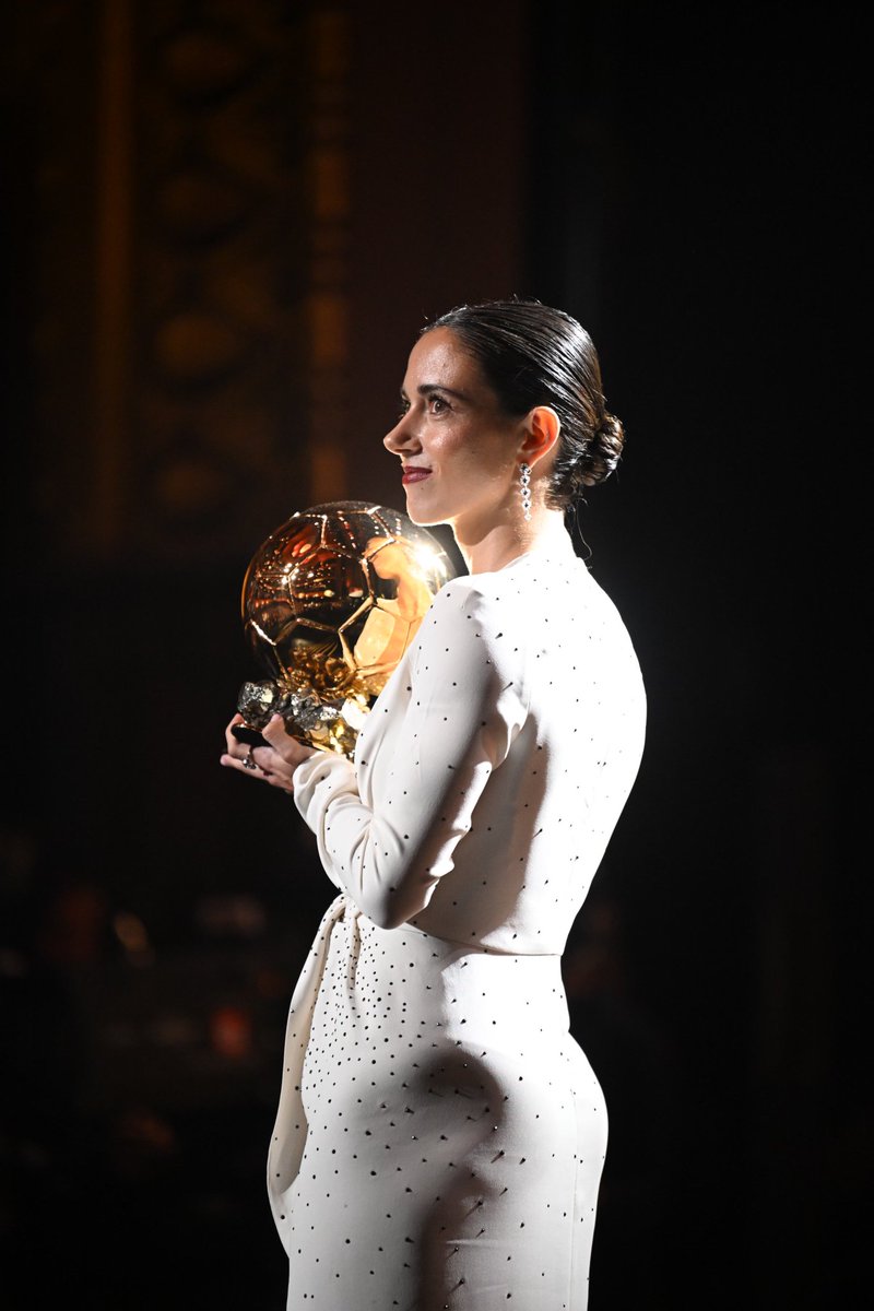 _Futbolero_'s tweet photo. The queen. 🔵🔴 https://t.co/jvt51hCxgt