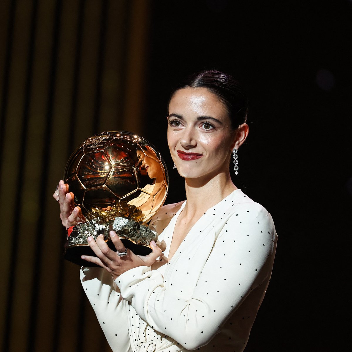𝗟𝗔 𝗥𝗘𝗜𝗡𝗔 𝗗𝗘𝗟 𝗠𝗨𝗡𝗗𝗢

Aitana Bonmatí levanta su SEGUNDO Balón de Oro consecutivo, el CUARTO consecutivo para el fútbol femenino español✨✨✨✨