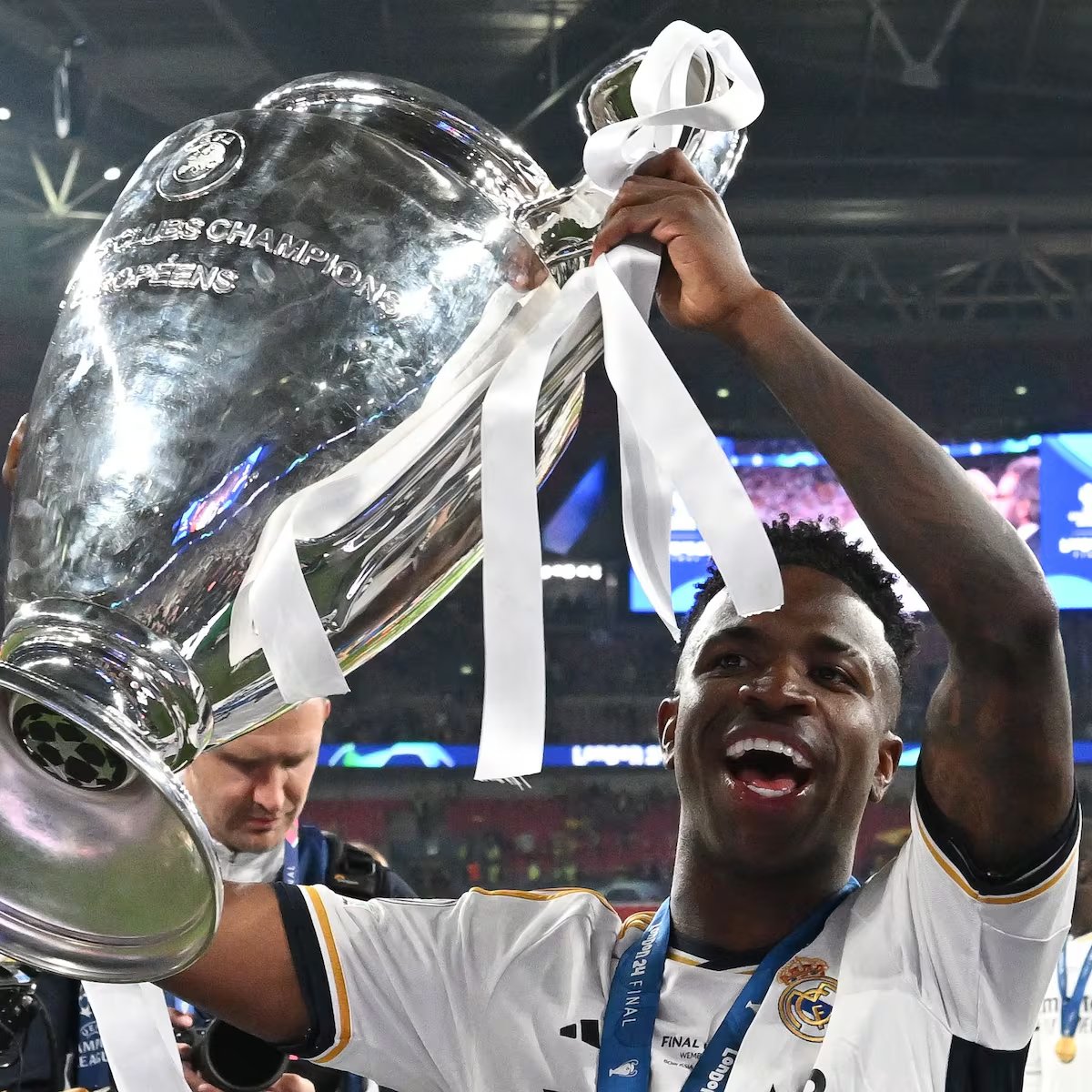 A Cristiano le robaron el trofeo Gerd Muller por jugar en Arabia y no lamerle las botas a France Football.
A Vinicius le roban el #BallonDor por defenderse del RACISMO.
A Messi le regalan trofeos así juegue en la liga de Mickey Mouse
France Football es la cara de la corrupción.