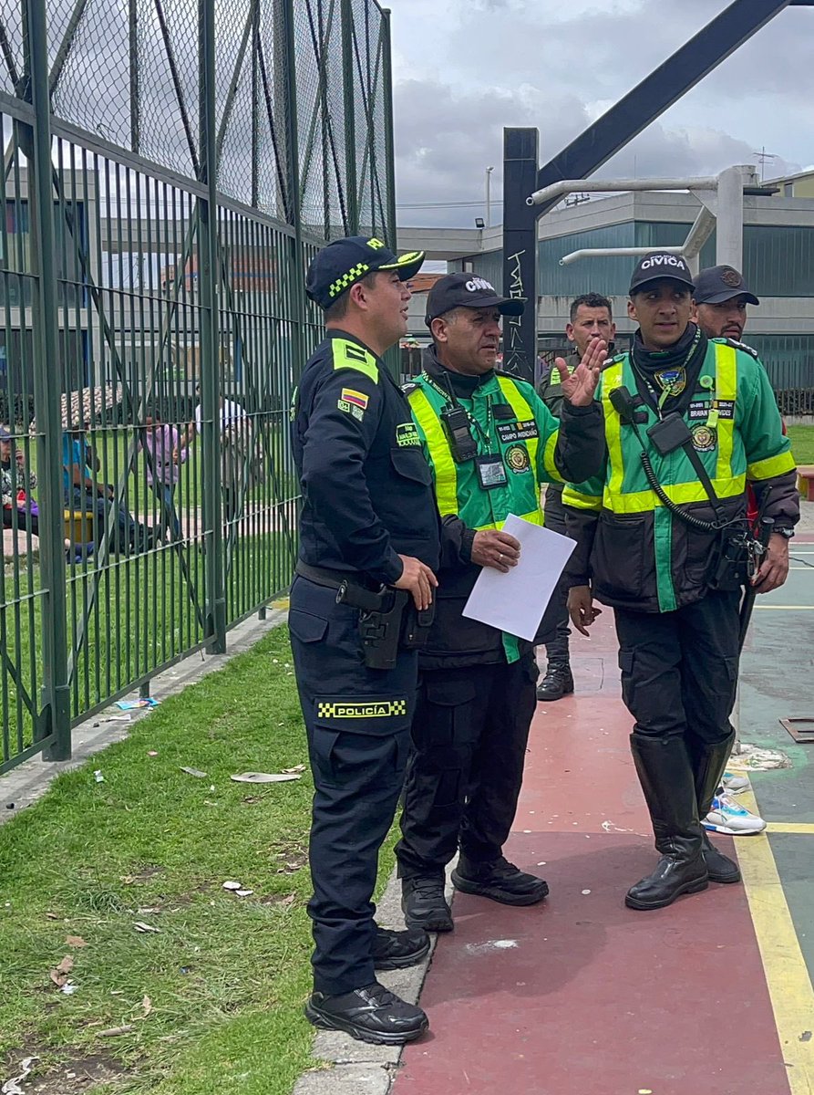 PCMMEBOGOFICIAL's tweet photo. Nos enorgullece haber acompañado la inauguración del nuevo Frente de Seguridad en el barrio Bosa Porvenir, un esfuerzo conjunto entre la comunidad, policía y autoridades para fortalecer la seguridad en la zona.  ¡Juntos construimos un entorno más seguro! #FelizLunes https://t.co/Ntb4DLHzev
