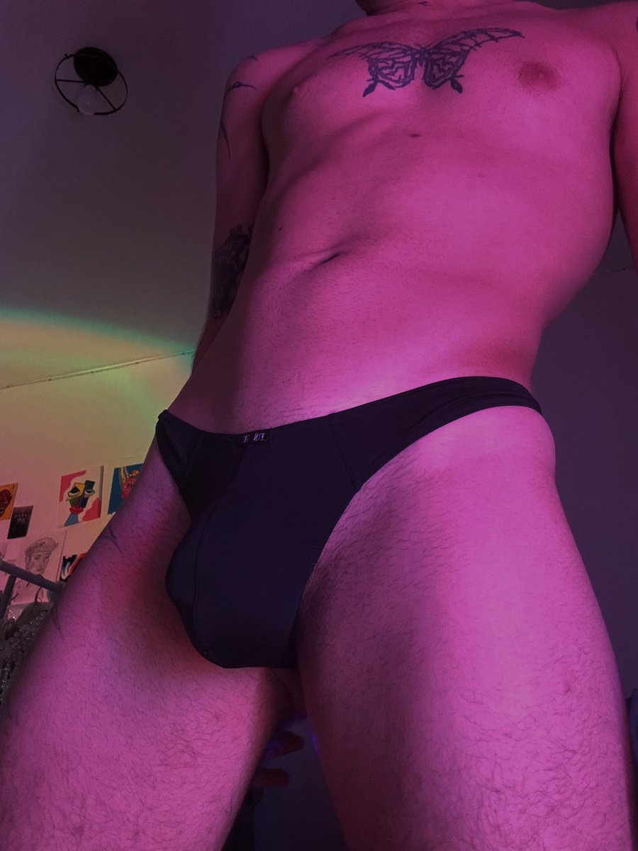 Pull em down for me ? 😉

#gay #mtl #mtlgay #cum #nsfw #gayqc #dick #bi