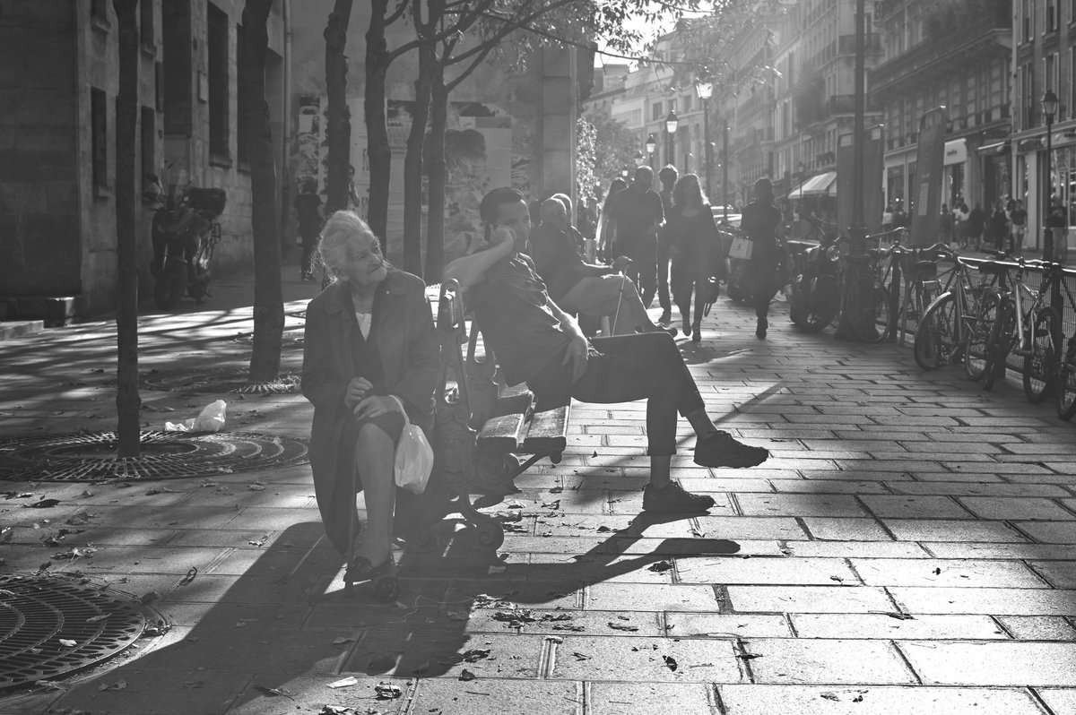 SeigiStreet's tweet photo. In the afternoon sunlight, lives quietly intersect. Sitting on a bench, people soak in the passing of time.

#StreetPhotography #BlackAndWhite #EverydayMoments #FlowOfTime #UrbanLife 

#ストリートフォト #モノクロ写真 #日常の瞬間 #時間の流れ #街の風景 https://t.co/iV2I1AxDxn