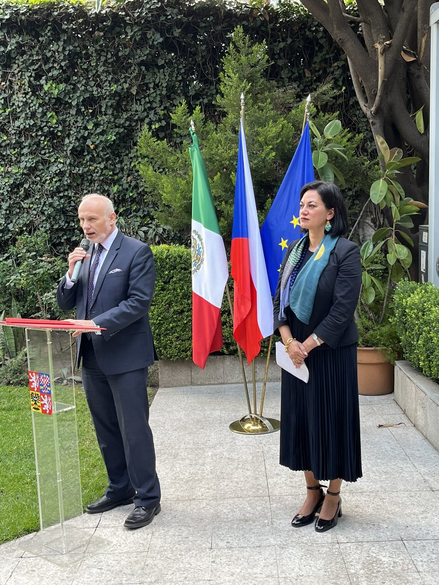 Hoy embajador 🇨🇿 <a href="/HartTomas/">Tomáš Hart</a> celebró el Día nacional de la República Checa y no pude faltar para acompañar a mis queridos amigos checos en su gran día. Nos separamos hace 31 años pero siempre nos apoyaremos y respetaremos mutuamente. Gracias 🙏