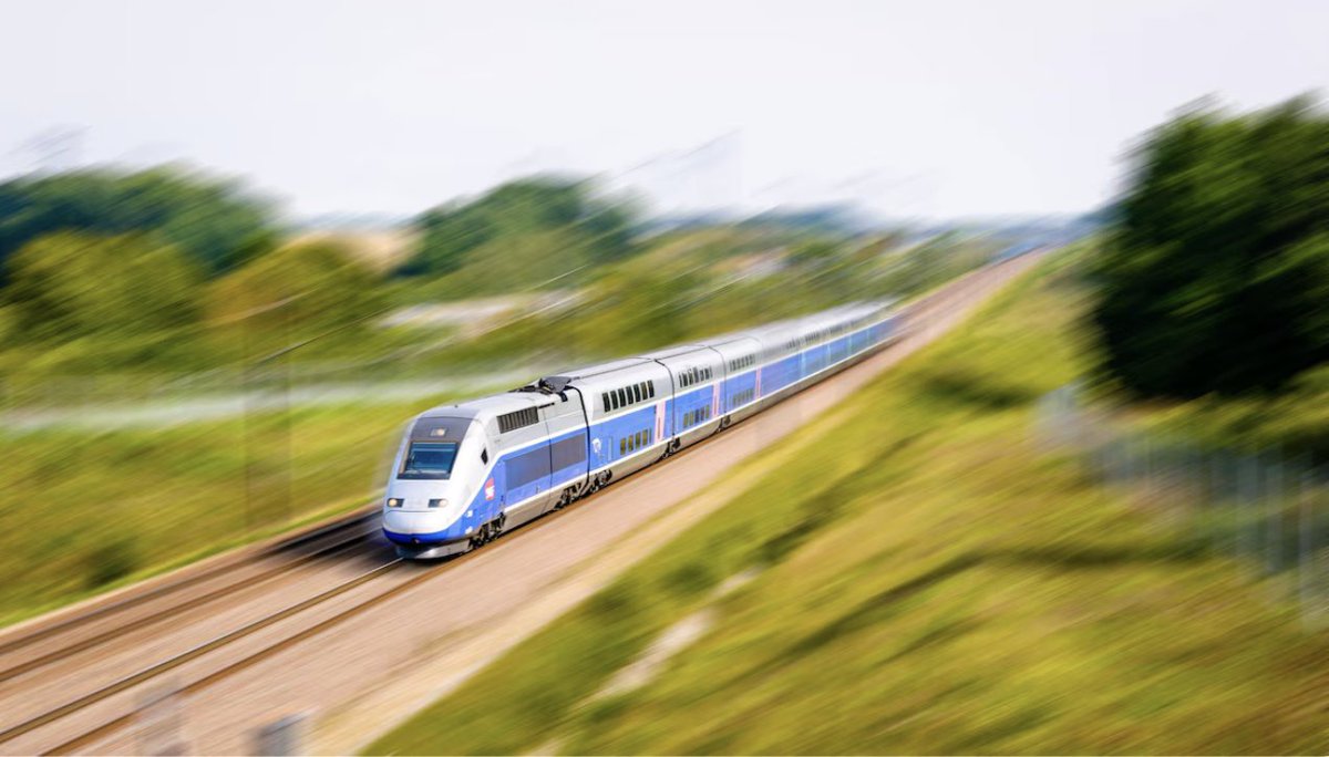 grescoe's tweet photo. BREAKING: #Canada's government is going ahead with high-speed—not just high-frequency—rail between #Quebec City and #Toronto 

Trains to reach speeds of up to 300 kilometres (186 mph) per hour. 

20 million people live in this corridor.

https://t.co/VlPxA6mj5F https://t.co/Qt1rI4XNBx