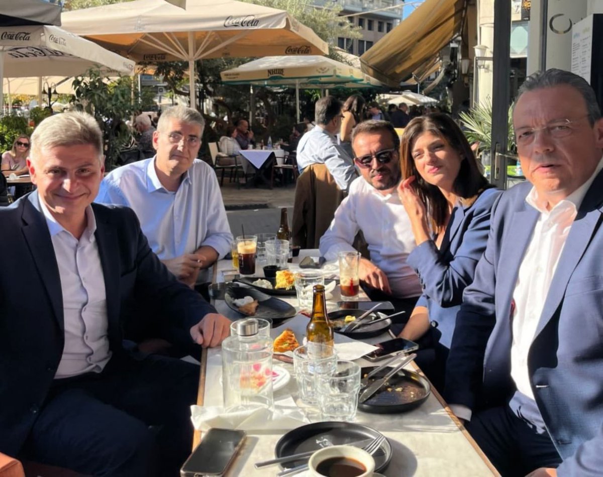 Nikosmoraitis's tweet photo. Όλη η απελπισία που βιώνει η χώρα σε δύο φωτογραφίες. https://t.co/Dvk0NhakGK