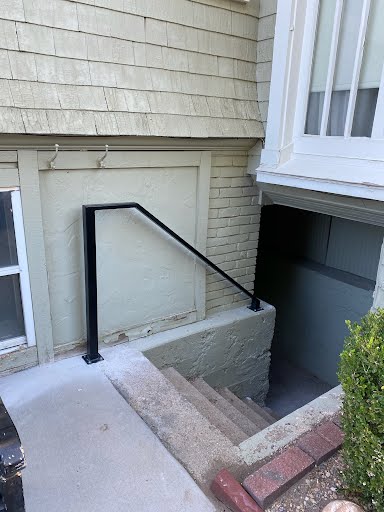 WesternFenceUT's tweet image. Simply Modern ✨

Check out this simple, yet modern railing we custom fabricated and installed for one of our residential customers! The cold, wet, and slippery weather is just right around the corner so we got it done at the perfect time!

westernfenceco.com/contact/

#CustomRailing