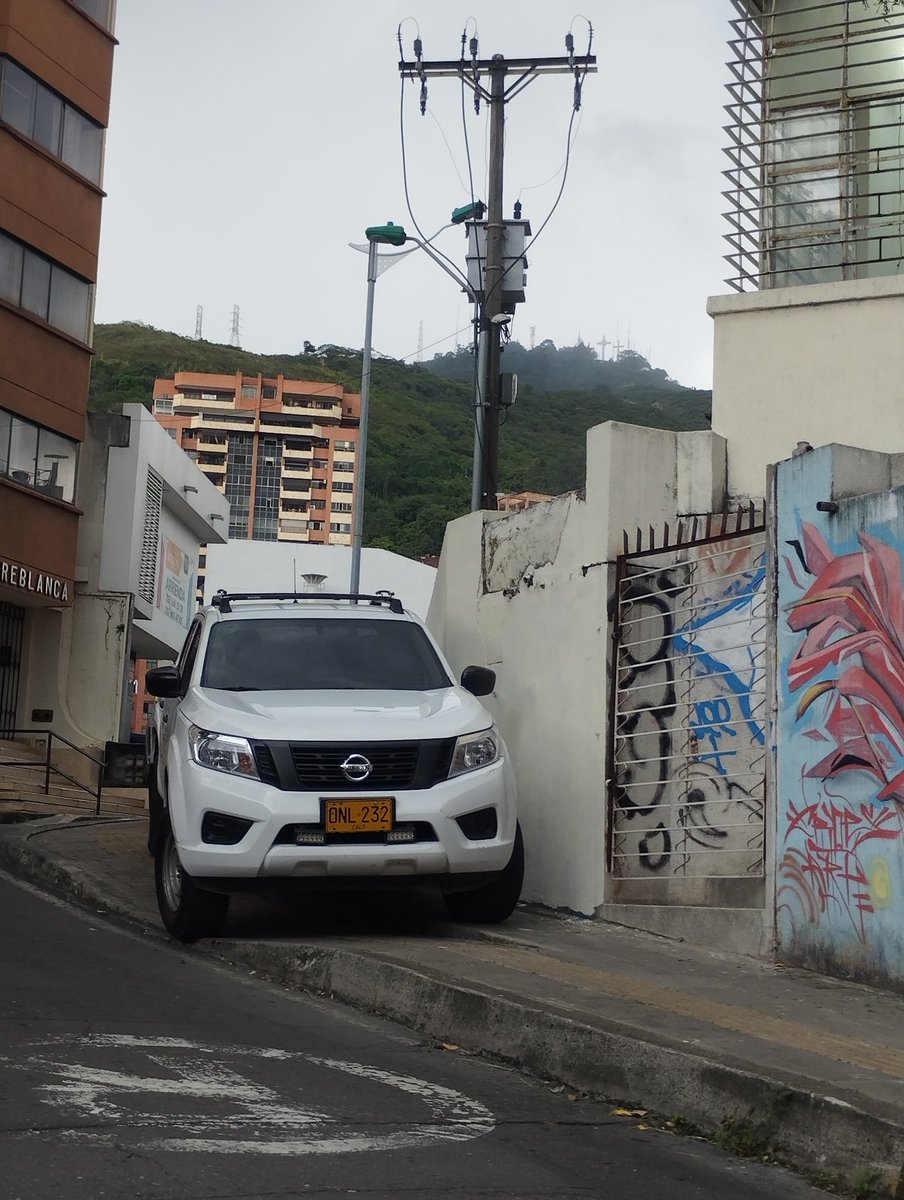 NADIE debe estacionarse en los andenes!! <a href="/MovilidadCali/">Secretaría de Movilidad de Cali</a>

Peeeeero mucho menos los carros oficiales de la <a href="/AlcaldiaDeCali/">Alcaldía de Cali</a>!! <a href="/alejoeder/">Alejandro Eder</a> hay que dar ejemplo 
<a href="/Peatonalizate/">Peatones Empoderados</a>

#CaliEsDondeDebesEstar