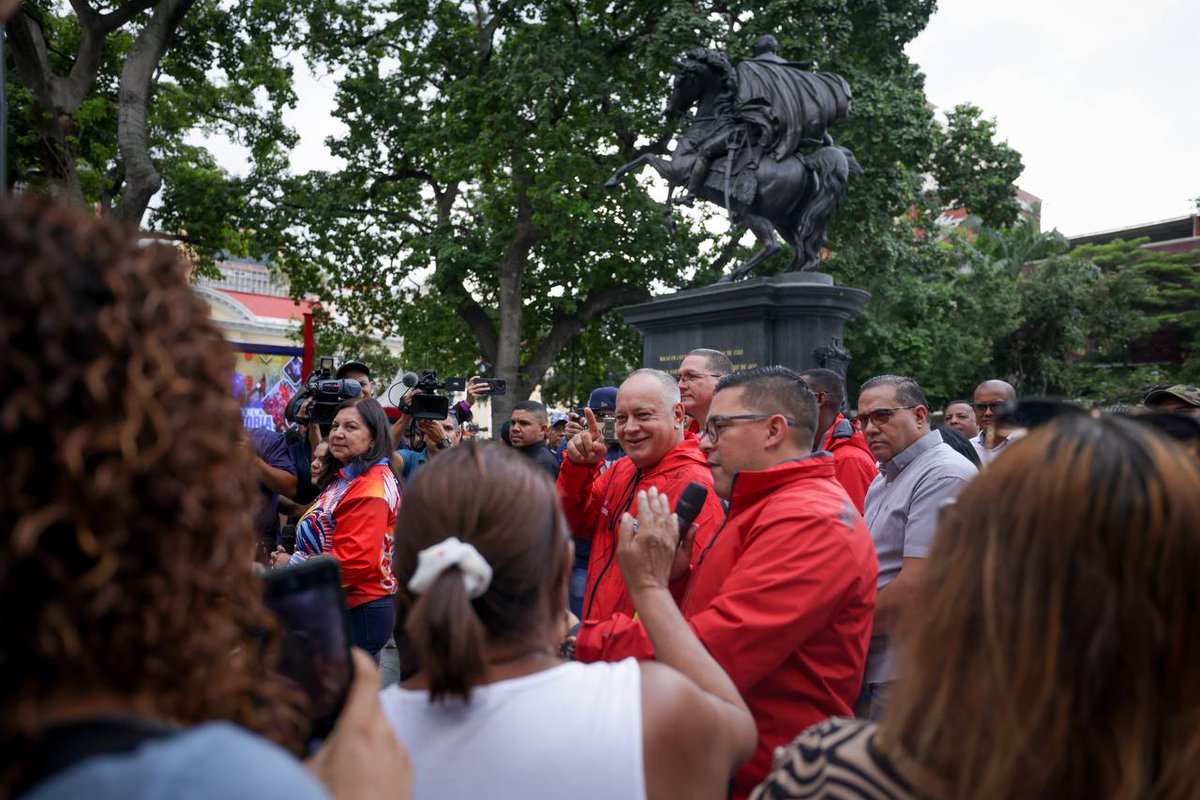 #Mazo500MedioGuariney | El primer vicepresidente del Partido Socialista Unido de Venezuela (<a href="/PartidoPSUV/">PSUV</a>), Diosdado Cabello Rondón (<a href="/dcabellor/">Diosdado Cabello R</a>), invitó al Pueblo a juramentarse el próximo 10 de enero junto al jefe de Estado, Nicolás Maduro.

"El 10 de enero nos vemos nosotros en