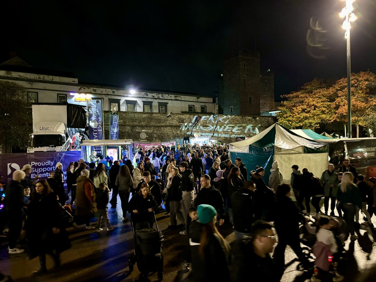 awilson109's tweet photo. First night of @DerryHalloween in full swing… 🎃 https://t.co/uDddKBh6Bx