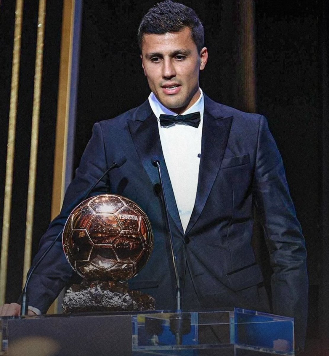 Humilde, sin tatuajes ni peinados extravagantes. Simplemente un futbolista excepcional.

Don Rodrigo Hernández Cascante.

Balón de Oro 2024.

🇪🇸 E S P A Ñ O L 🇪🇸