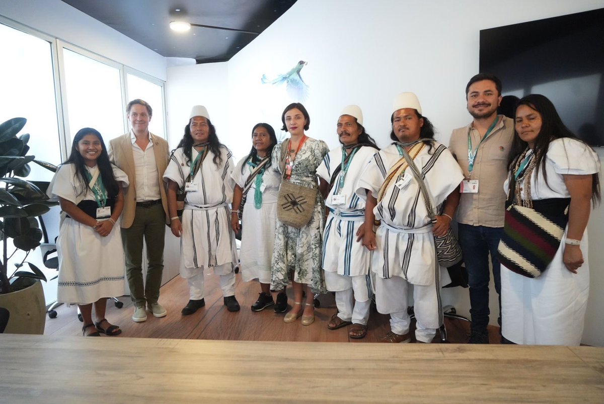 MinAgricultura's tweet photo. 🧵Este memorando de entendimiento 📜 les permitirá actualizar y socializar su Plan de Vida, para reafirmar su compromiso con la conservación de la biodiversidad en Colombia.🇨🇴🦜 De esta manera, reconocemos su papel como guardianes de la vida y los recursos naturales. 🌳 ¡La #RevoluciónPorLaVida 💧la hacemos con los pueblos étnicos y la protección de sus territorios!🛖
