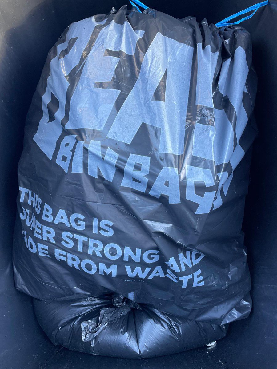 Trashmistress24's tweet photo. It’s getting full nearly collection time 🙏
#trashbag #binbag #trashfettish #beastbag #compacted #bincollection #Shinybag #slave #packed https://t.co/hK9T9Ybt5n