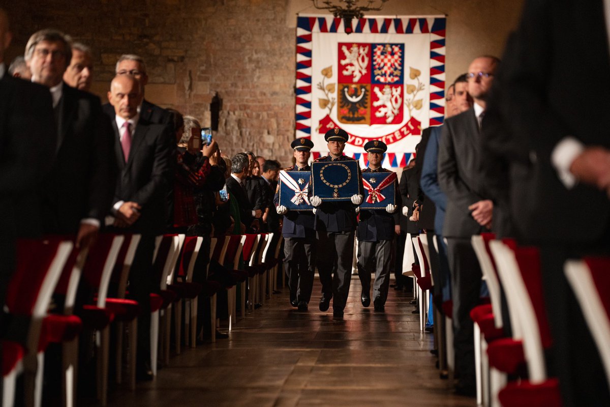 prezidentpavel's tweet photo. Silná společnost je vzdělaná, hospodářsky zdatná, inovující, tolerantní, kde se každý domůže svých práv. Taková, která se stará o slabé a ohrožené. Být takovou společností, znamená plnit řadu konkrétních, náročných úkolů. Hledejme a oceňujme proto občanskou a politickou odvahu, která má snahu vypořádat se s naléhavými problémy naší země. Nenávist a lež nám nesvědčí. Je přirozené, že hledáme odlišná řešení problémů. Ve skutečnosti je však jen málo témat, která by českou společnost rozdělovala na půl. Nedávná zkušenost s povodněmi znovu ukázala, že když je třeba, dokážeme se semknout a projevit velkou vlnu solidarity. To je pro naši společnost výborná vizitka.  

Slavíme vznik státu, který byl vybudován na myšlenkách suverenity, svobody, lidských práv, na úctě k člověku i mezinárodnímu právu. Oslavme tedy i to, že svoji zemi a její budoucnost máme ve vlastních rukou.