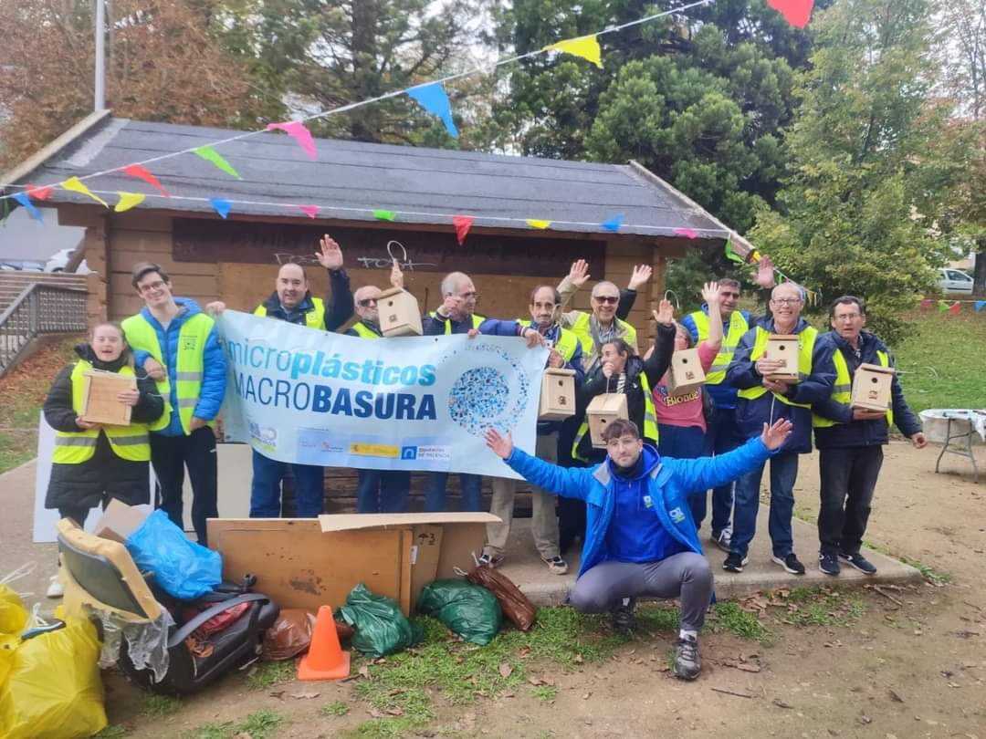 downcyl's tweet photo. Estupenda jornada de voluntariado ambiental este sábado, en el parque de los Obispos de Palencia, con la Fundación Oxígeno. Participaron Isabel Fernández y Edu Dios. @Downpalencia
#woluntariado #voluntariado
#VoluntariadoAmbiental
#palencia #microplasticosmacrobasura https://t.co/2V1nep3jG5