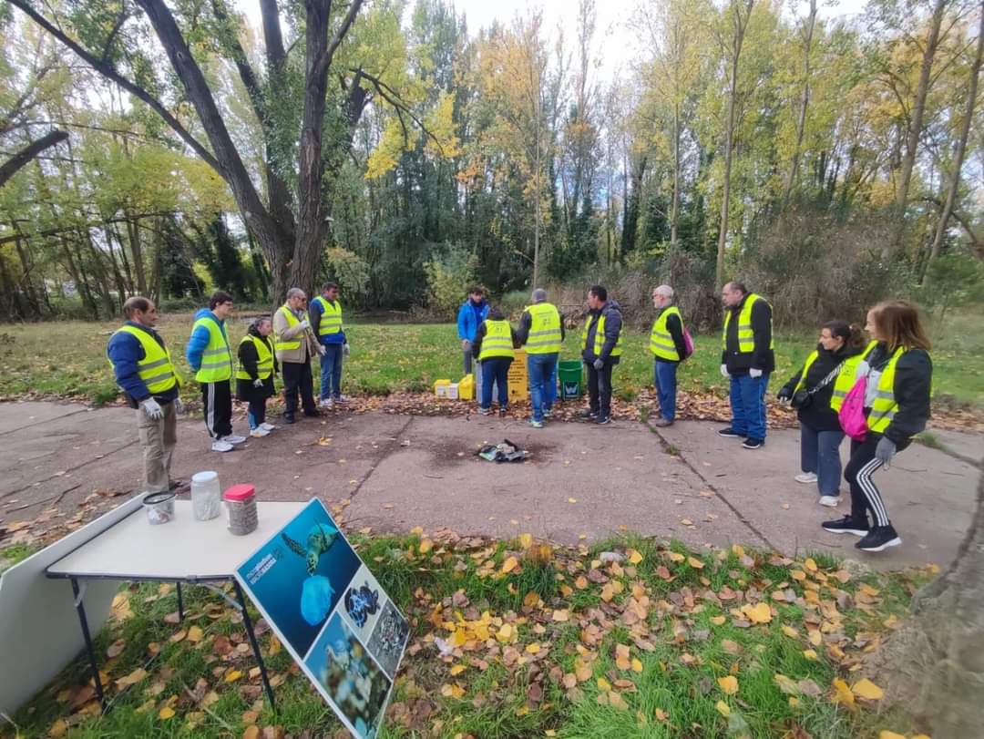downcyl's tweet photo. Estupenda jornada de voluntariado ambiental este sábado, en el parque de los Obispos de Palencia, con la Fundación Oxígeno. Participaron Isabel Fernández y Edu Dios. @Downpalencia
#woluntariado #voluntariado
#VoluntariadoAmbiental
#palencia #microplasticosmacrobasura https://t.co/2V1nep3jG5