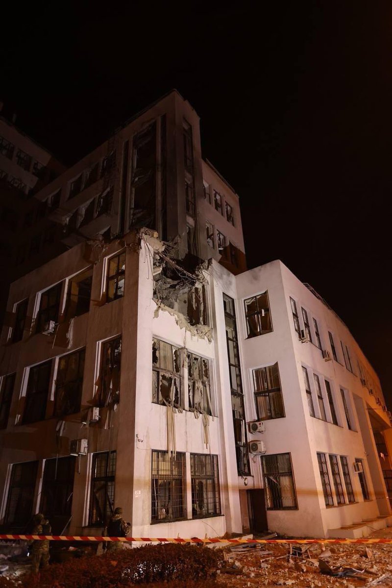 TetyanaFilevska's tweet photo. Russian avia bomb hit Derzhprom in the centre of Kharkiv. It is one of the most outstanding architectural sites of constructivist art from 1920’s, the first Soviet skyscraper. On a UNESCO preliminary list. https://t.co/R6DVPPkZ01