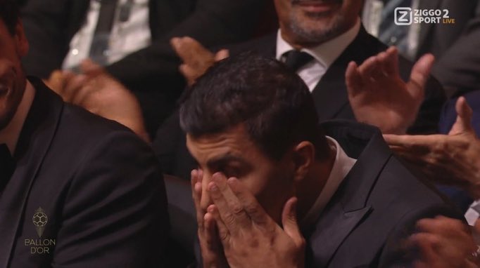 Rafa9Mainez's tweet photo. Un chico normal, con valores, con estudios ha llegado a base de trabajo a lo más alto del fútbol mundial. Sin redes, ni postureo, ni mierdas. Un chaval que ama su deporte.

Rodri es enorme #BallonDor https://t.co/iSNIpLe4Nr