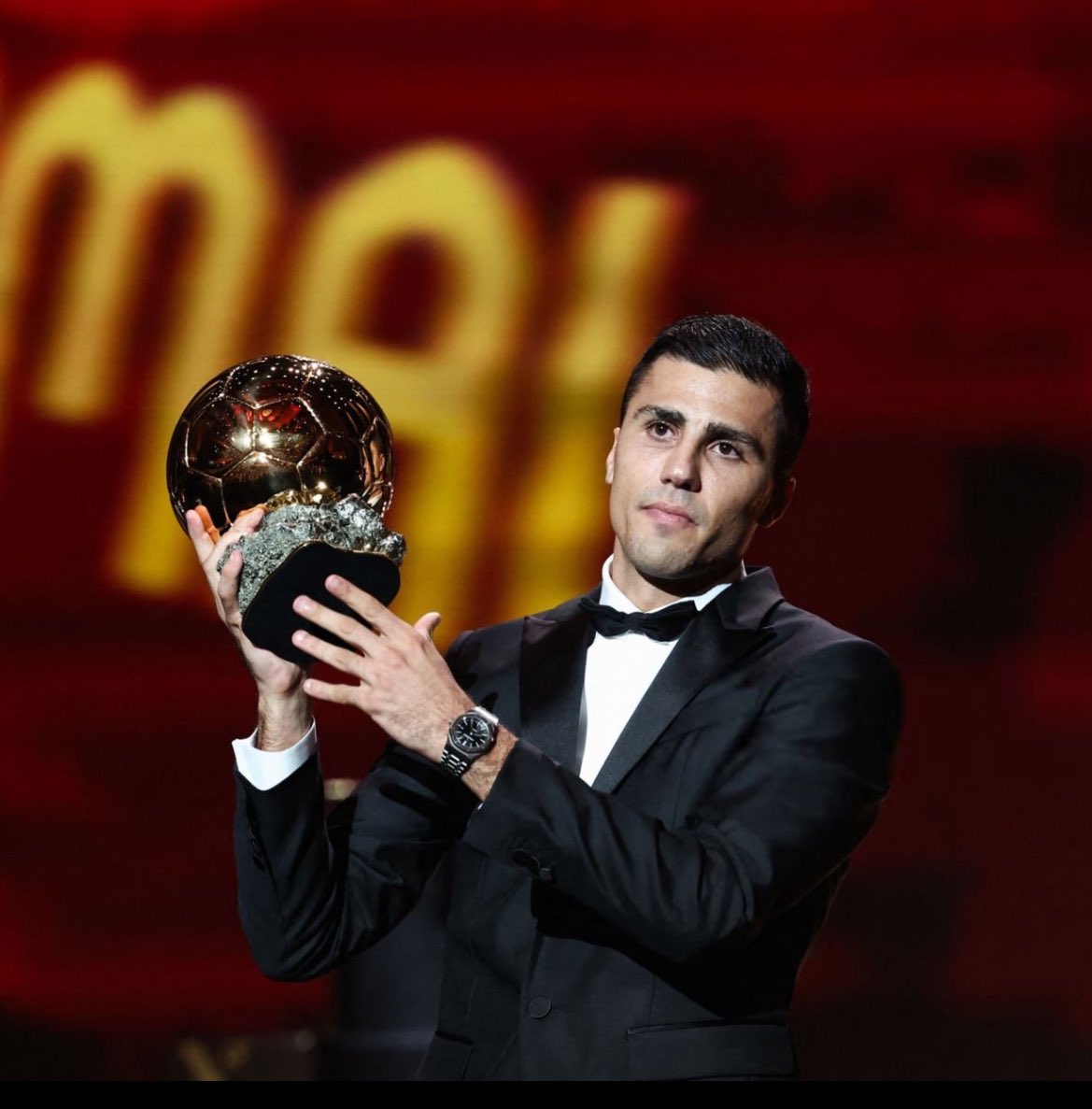 MarioHurtadoRM's tweet photo. Es el Balón de Oro con menos aura de toda la historia. Te tienes que sentir orgulloso Rodri del robo que acabas de hacer me daría hasta vergüenza coger ese premio. https://t.co/05mI5xiLfz