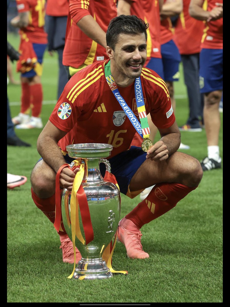 Rodri recupera lo que le quitaron…
A INIESTA 
A XAVI
A CASILLAS
A BUSQUETS
A RAÚL