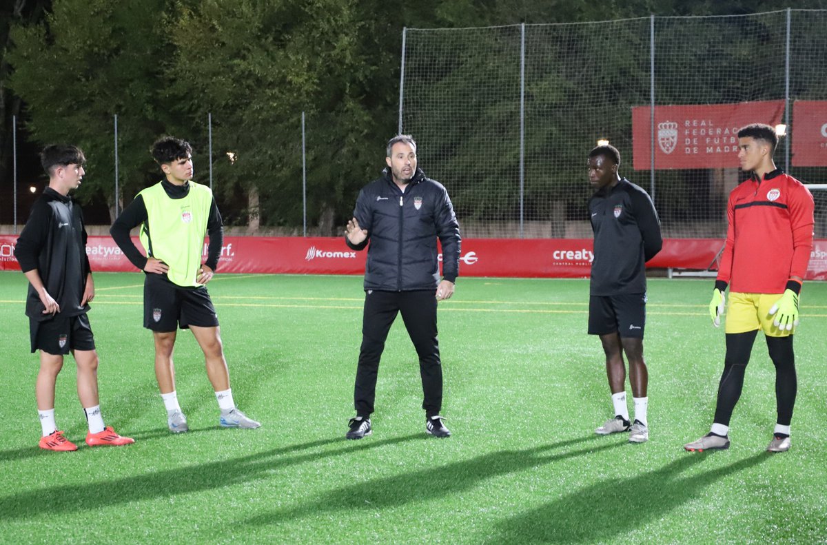 RFFM_oficial's tweet photo. Las selecciones Sub-14 y Sub-16 masculinas de Madrid dirigidas por @dfidalgo10 y @rleonher han realizado esta tarde el primer entrenamiento de la semana en Cotorruelo 🏟️ 

Las selecciones 'Siete Estrellas' se medirán a Galicia y Canarias en la fase clasificatoria del Campeonato de España que se disputará entre viernes y domingo en los campos de complejo deportivo municipal 'Condesa de Chinchón' de Boadilla del Monte

Hoy ha tocado repasar las jugadas de estrategia ya con los 1️⃣8️⃣ jugadores convocados por cada una de las selecciones