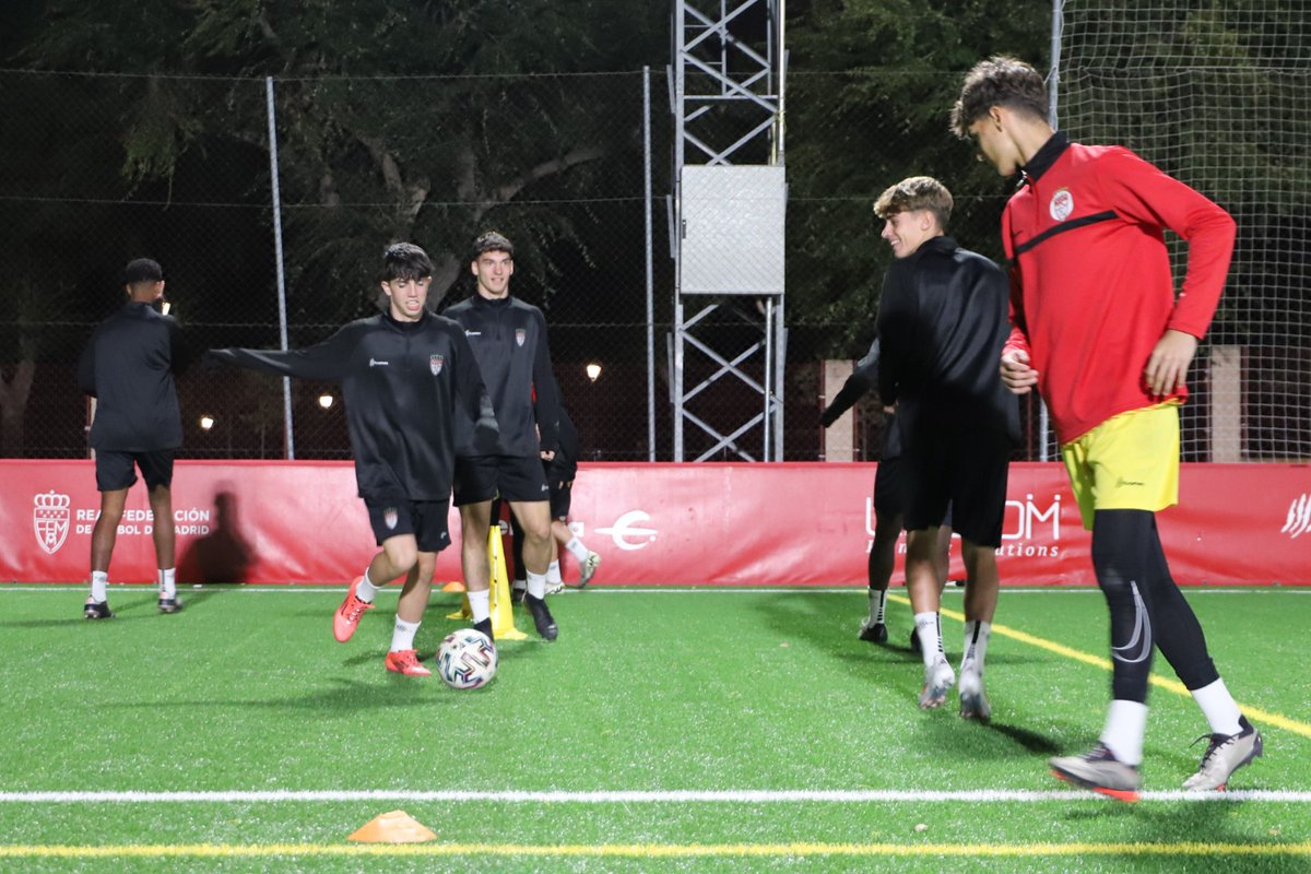 RFFM_oficial's tweet photo. Las selecciones Sub-14 y Sub-16 masculinas de Madrid dirigidas por @dfidalgo10 y @rleonher han realizado esta tarde el primer entrenamiento de la semana en Cotorruelo 🏟️ 

Las selecciones 'Siete Estrellas' se medirán a Galicia y Canarias en la fase clasificatoria del Campeonato de España que se disputará entre viernes y domingo en los campos de complejo deportivo municipal 'Condesa de Chinchón' de Boadilla del Monte

Hoy ha tocado repasar las jugadas de estrategia ya con los 1️⃣8️⃣ jugadores convocados por cada una de las selecciones