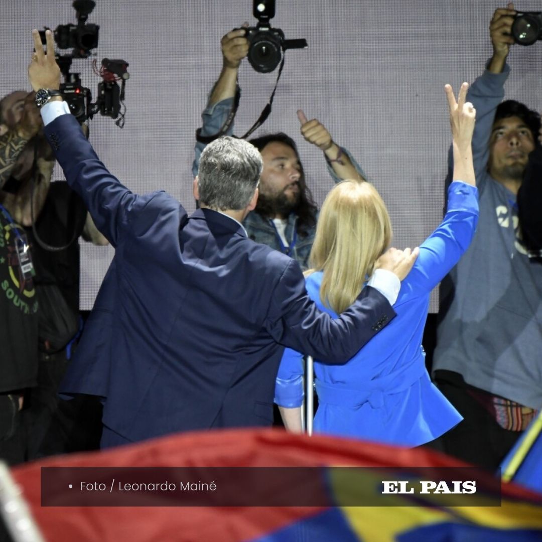 EL PAÍS (@elpaisuy) on Twitter photo El equipo de fotografía de El País elige las mejores postales de las elecciones nacionales <a href="/nnpereyra/">Nicolás Pereyra</a> <a href="/Nia_Leal/">Estefania Leal</a> <a href="/Flo_Cruz/">Florencia Cruz</a> <a href="/DarwinBorrelli/">Darwin Borrelli</a> El equipo de fotografía de El País elige las mejores postales de las elecciones nacionales <a href="/nnpereyra/">Nicolás Pereyra</a> <a href="/Nia_Leal/">Estefania Leal</a> <a href="/Flo_Cruz/">Florencia Cruz</a> <a href="/DarwinBorrelli/">Darwin Borrelli</a>