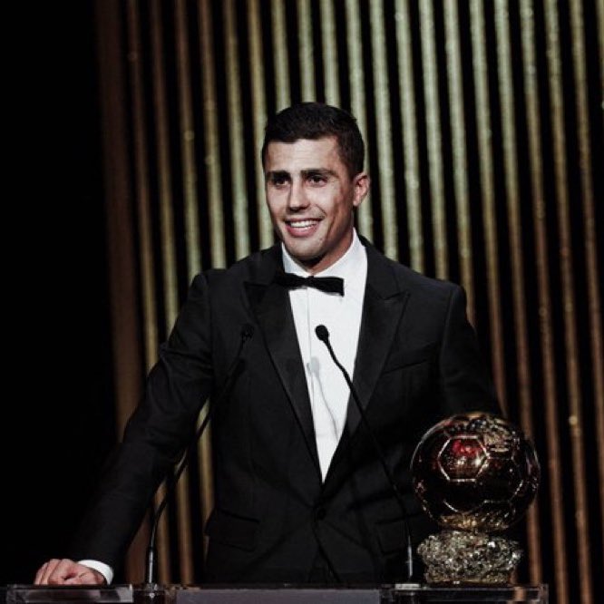 ManagingBarca's tweet photo. 🚨🗣️ Rodri: “There was a player who told me I’ll win the Ballon D’Or tonight..and it was you Lamine” 🤩🤝 https://t.co/2c5vmeoRSc