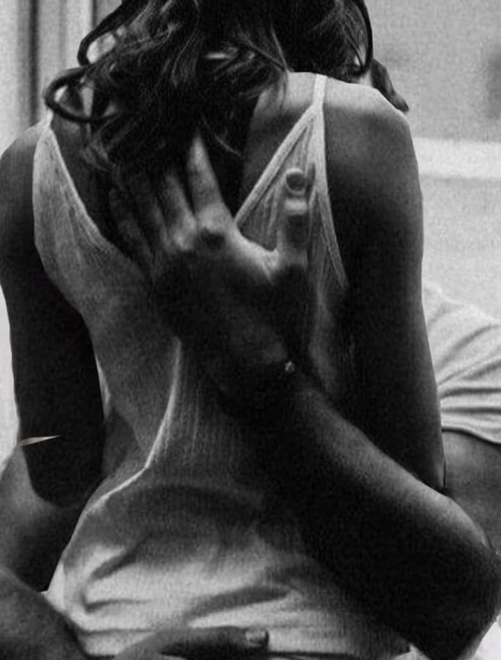 Alma_Noble_'s tweet photo. Fuiste ese soplo de aire que necesitaba,
Esa brisa fresca que me hacía despertar,
La energía que conseguía moverme,
La razón por la que sentía mi corazón,
Y la calma que arropaba mi paz por las noches,
Como no voy a perdonar....🌹
#LetrasAlAire
#BN 💫 https://t.co/Zes2FacSKJ
