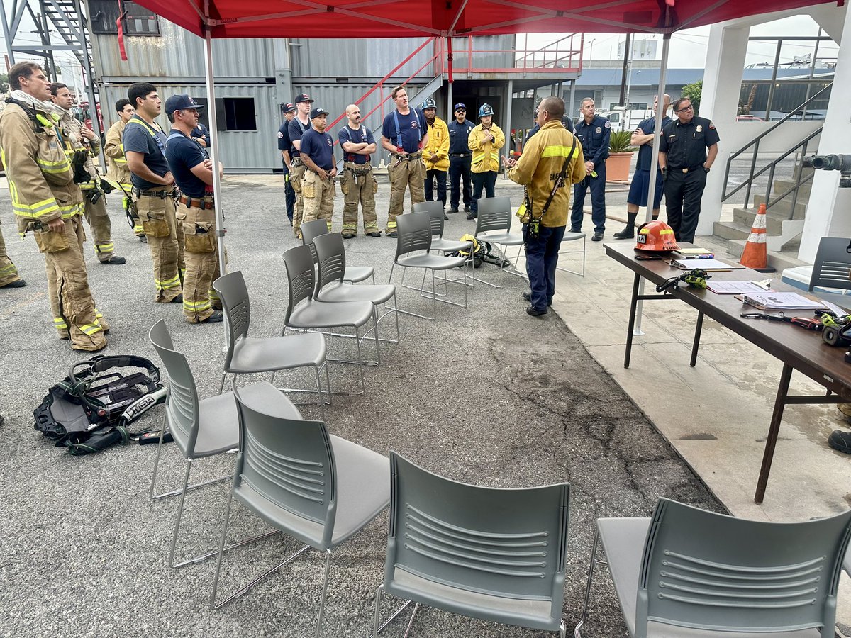 GlendaleFireCA's tweet photo. Ready for live fire training at the Training Center. Companies will be rotating through for the next few days. Our members constantly train because their lives and yours depend on it! #mygfd #MyGlendale https://t.co/6NAWKM8yfn