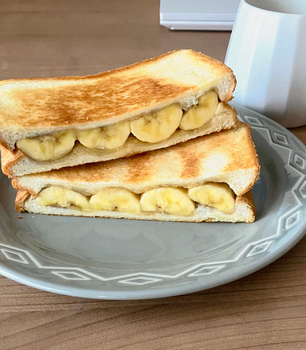 咲 (@sakichan1230) on Twitter photo 砂糖、水、はちみつをレンチンしてキャラメル作ったらバナナとからめて挟んでバターを引いたフライパンで焼く!
キャラメルバナナがトロトロのホットサンドの完成🍌🍞 砂糖、水、はちみつをレンチンしてキャラメル作ったらバナナとからめて挟んでバターを引いたフライパンで焼く!
キャラメルバナナがトロトロのホットサンドの完成🍌🍞