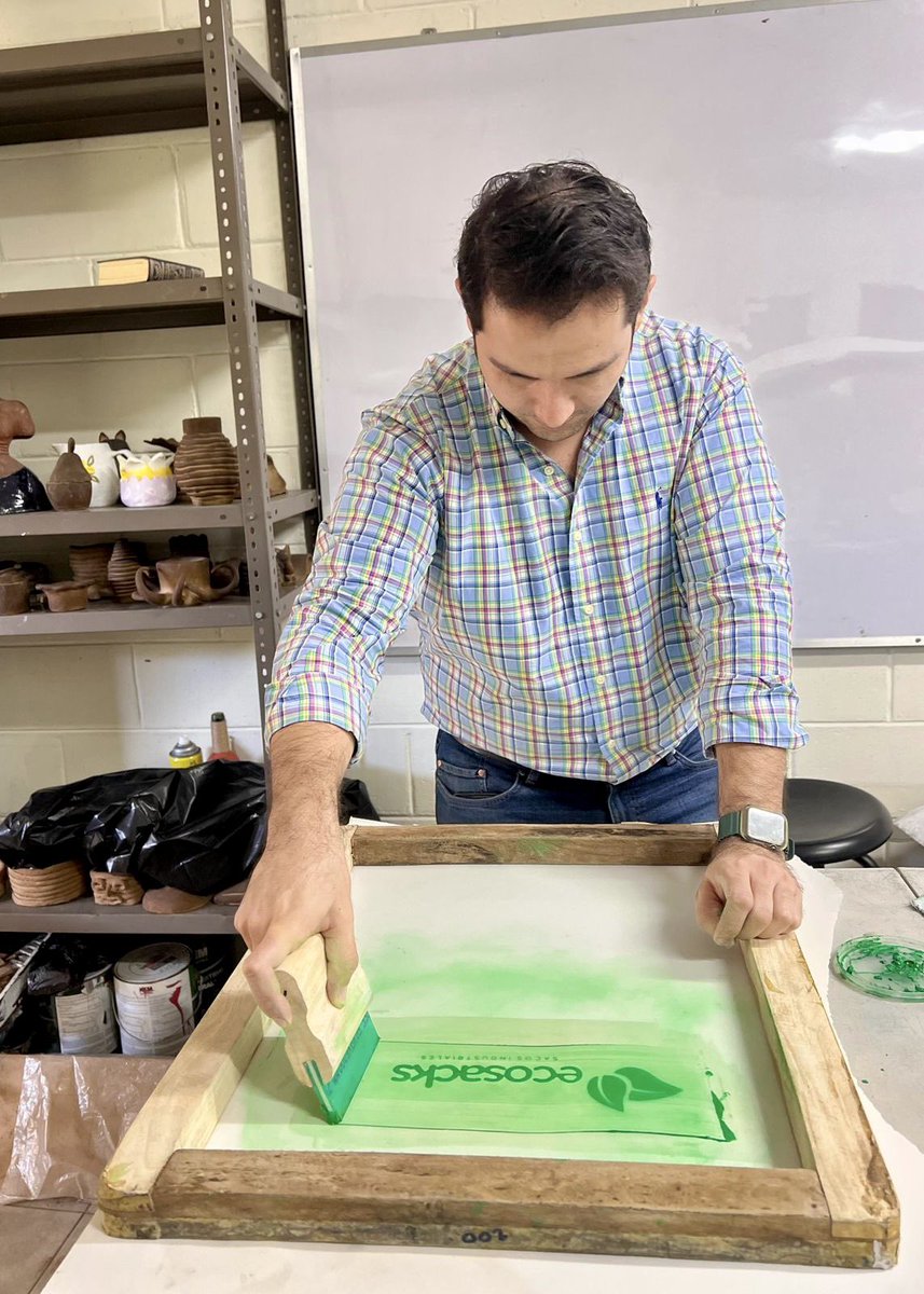 AlcaldiaAntiguo's tweet image. ¡Creatividad y técnica en cada paso! 

🌟🖌️ Disfrutamos de una jornada de aprendizaje en el Taller de Serigrafía, trabajando el proceso de revelado en cuarto oscuro. 

#Serigrafía #CuartoOscuro #Diseño