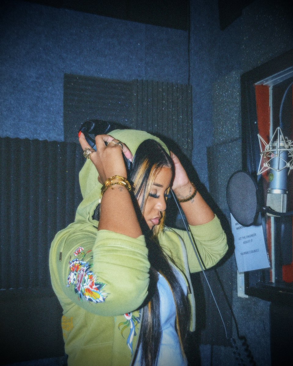 SwankPR's tweet image. #ClientContent:🚨 Check out these dope #BTS Shots of our client @AshleeBANKZ at the #Studio 🎧 Be on the lookout 👀 for her album release #GoToHell🔥 🔥 🔥 

#swankpr #ashleebankz #albumrelease #chicagoartist #chicagopr #publicrelations
